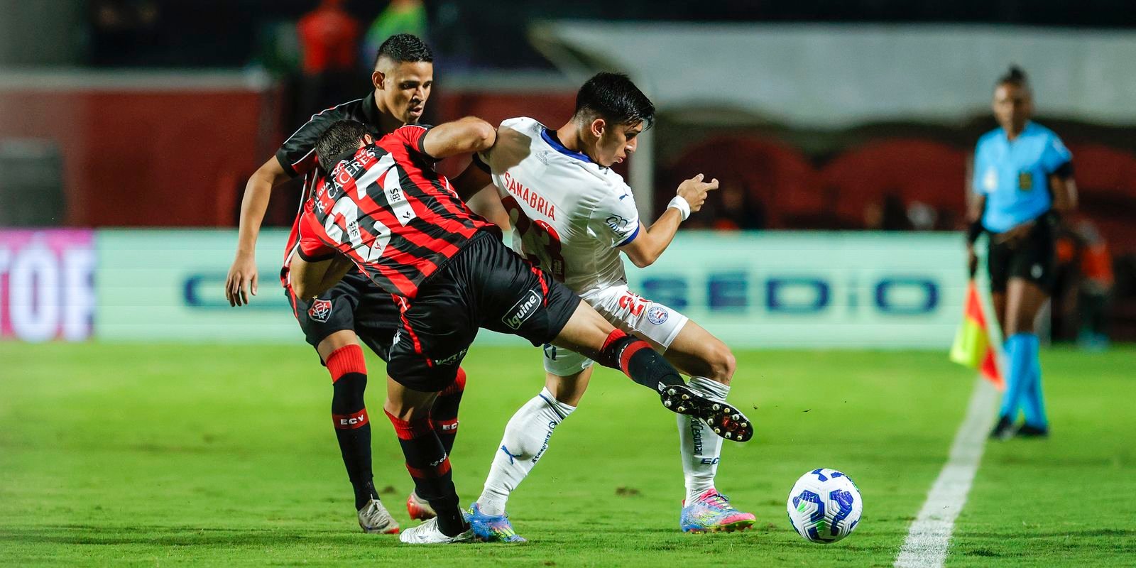 vitoria-derrota-bahia-e-ganha-folego-na-luta-contra-o-rebaixamento
