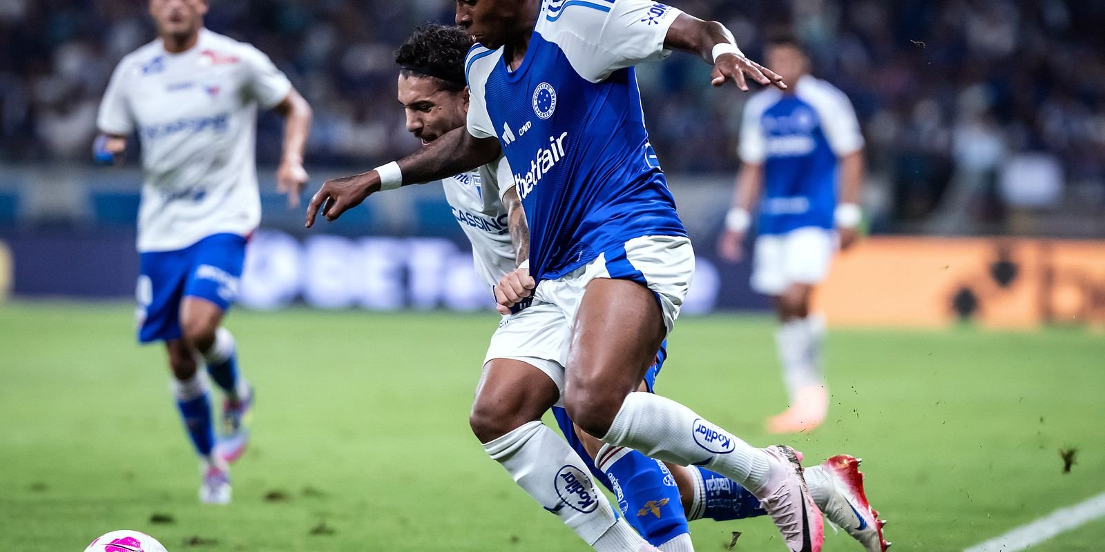cruzeiro-vence-e-permanece-na-cola-dos-lideres-do-brasileiro