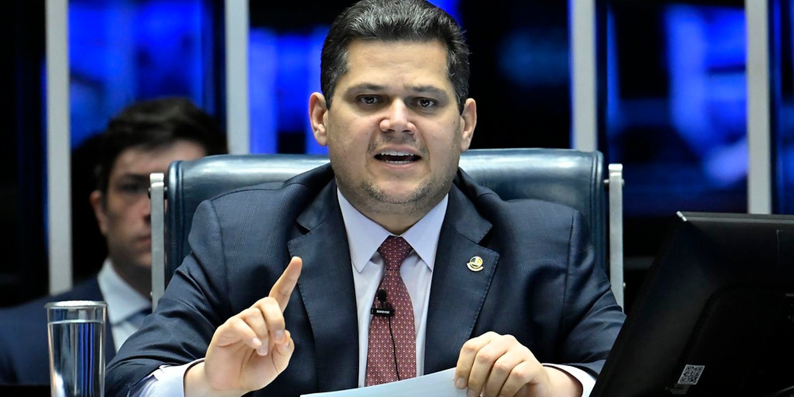 senado-adia-votacao-de-lei-que-tira-resposta-a-tarifaco-do-teto-fiscal