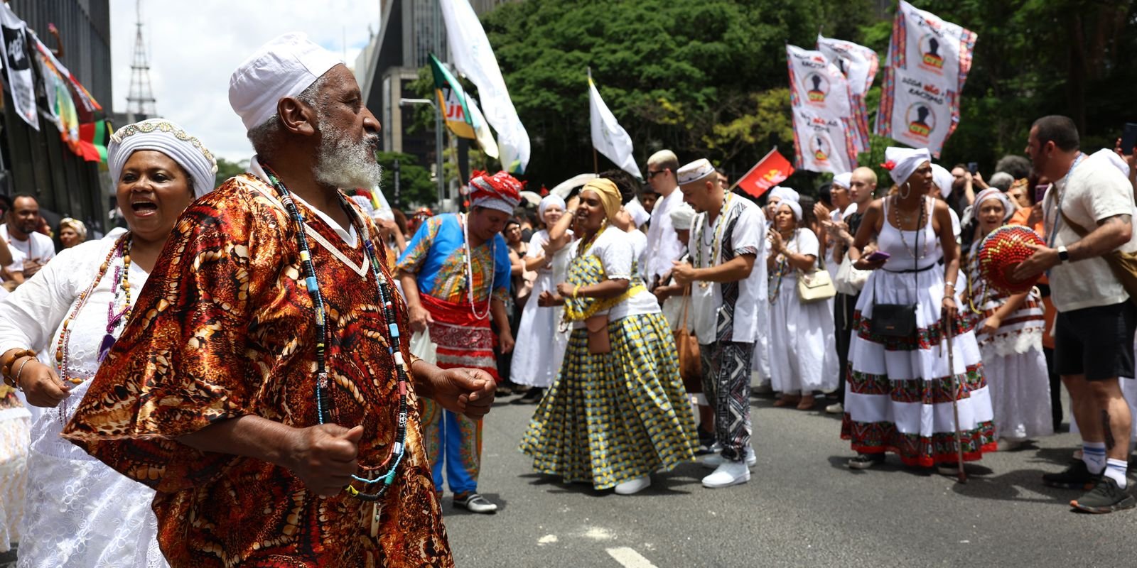 consciencia-negra:-ato-na-avenida-paulista-reune-militancia-e-cultura