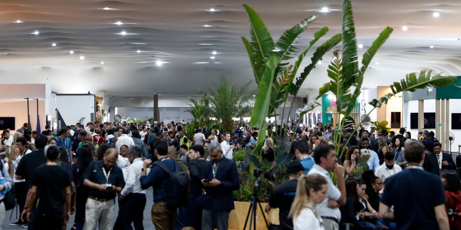 a-poucas-horas-do-fim-da-cop30,-negociacoes-prosseguem-em-belem