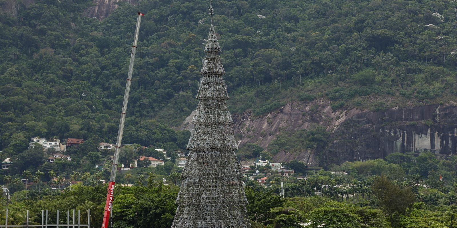 rio-se-prepara-para-inaugurar-arvore-de-natal-da-lagoa