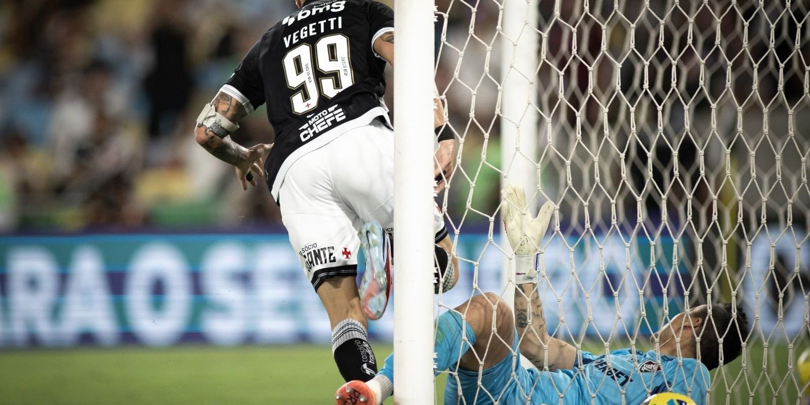 rayan-e-vegetti-decidem-e-vasco-sai-em-vantagem-na-copa-do-brasil