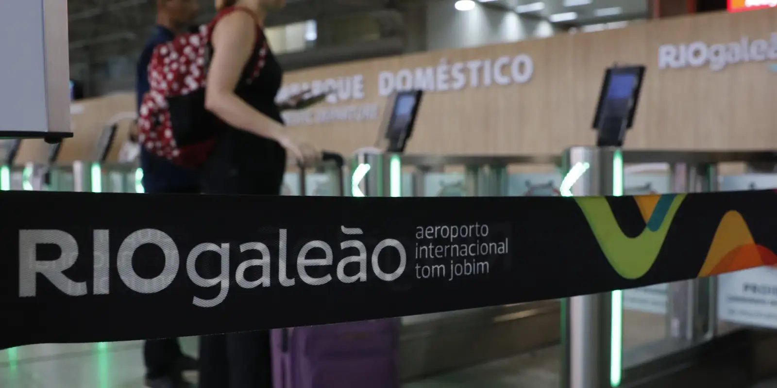 ventania-que-atingiu-sp-provocou-cancelamento-de-voos-no-rio