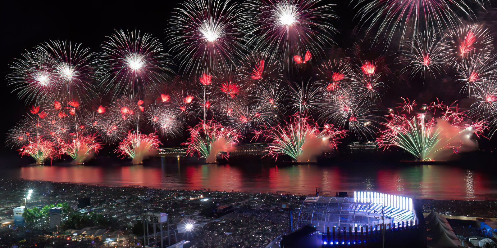 bombeiros-aprovam-vistoria-de-balsas-para-fogos-em-copacabana