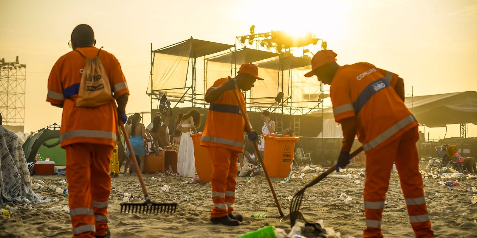 comlurb-recolhe-1,2-toneladas-de-lixo-das-praias-do-rio-no-reveillon