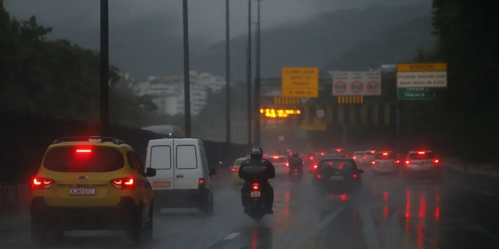 defesa-civil-do-rj-alerta-para-chuvas-intensas-no-estado-ate-segunda