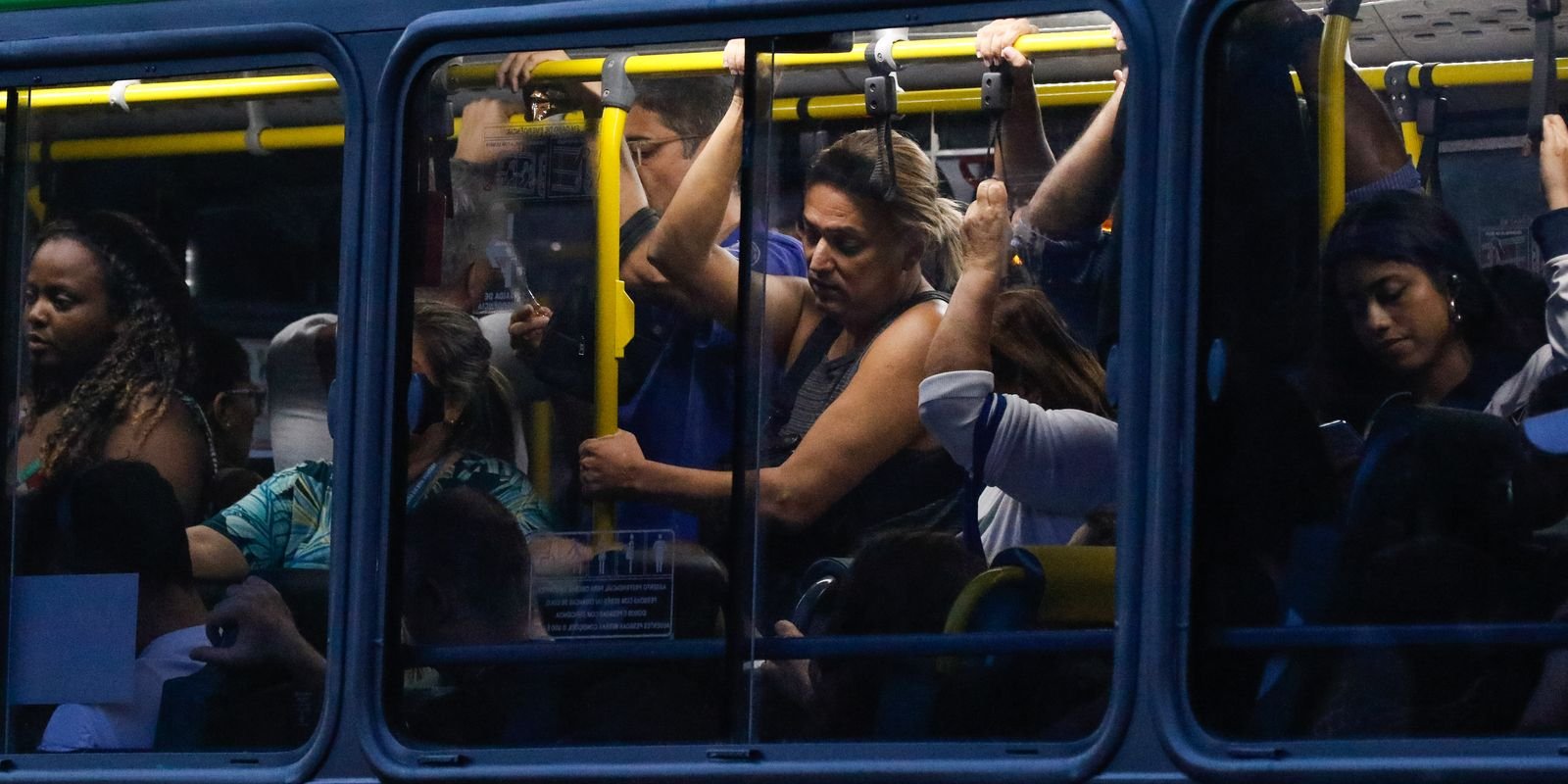 livro-apresenta-contrastes-do-rio-ao-examinar-linha-de-onibus-474