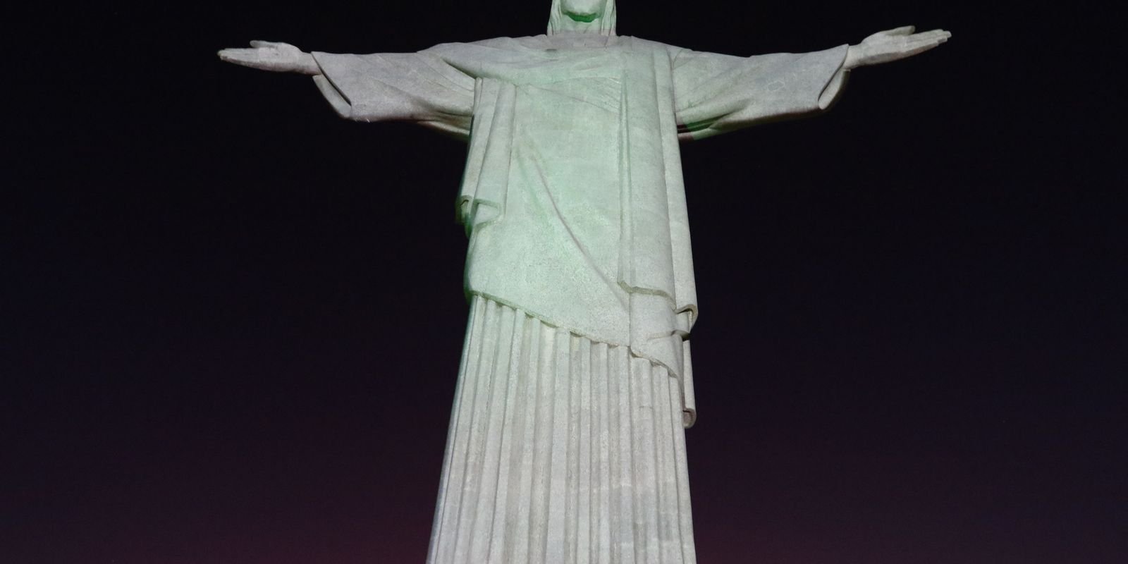 cristo-redentor-e-iluminado-com-mensagens-de-campanha-contra-violencia