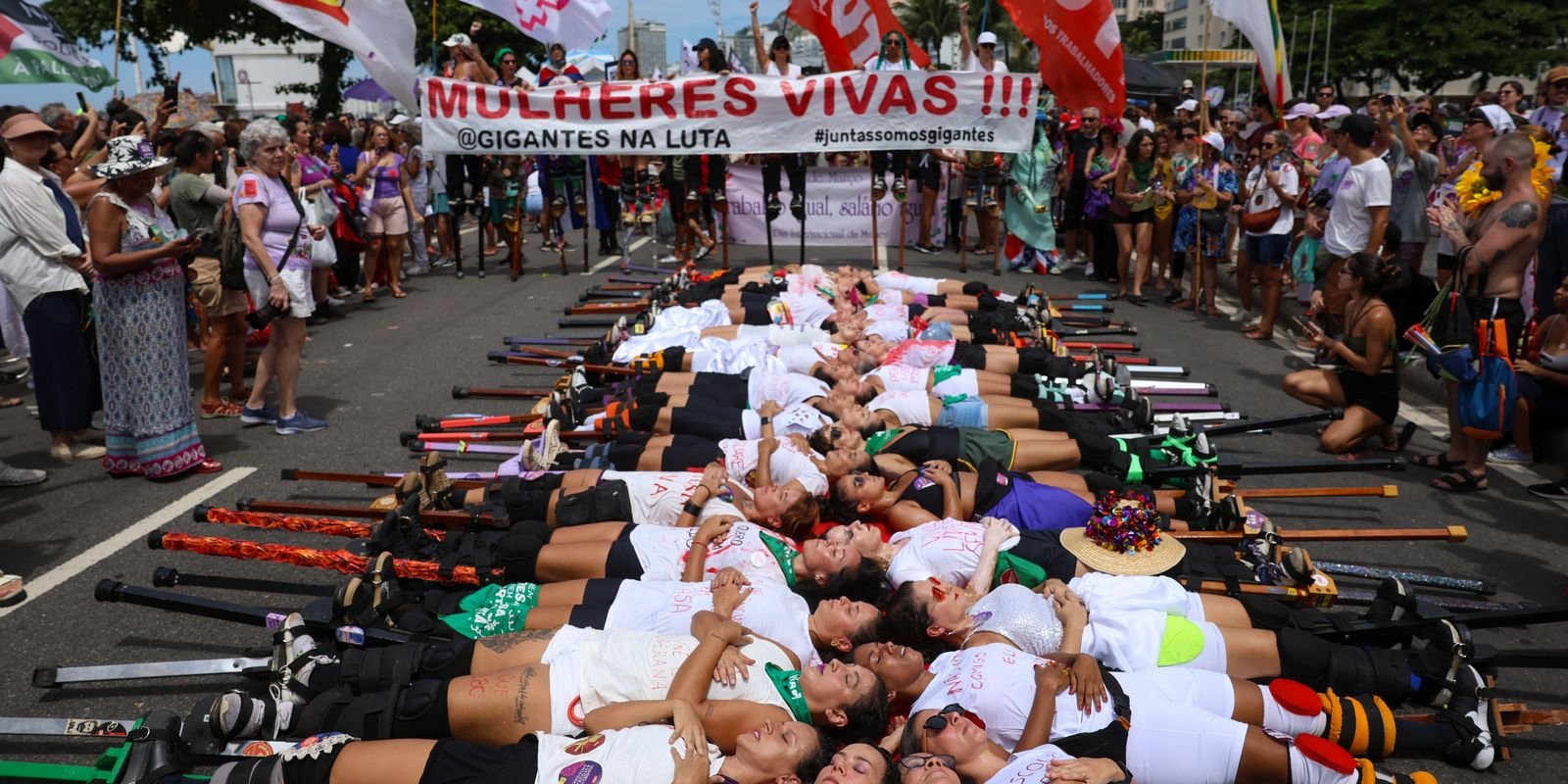 mulheres-se-reunem-em-copacabana-contra-a-violencia-e-o-feminicidio