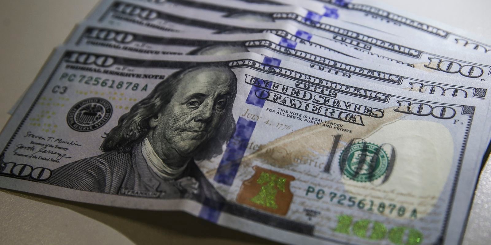 dolar-cai-para-r$-4,95-e-fecha-no-menor-valor-em-dois-anos
