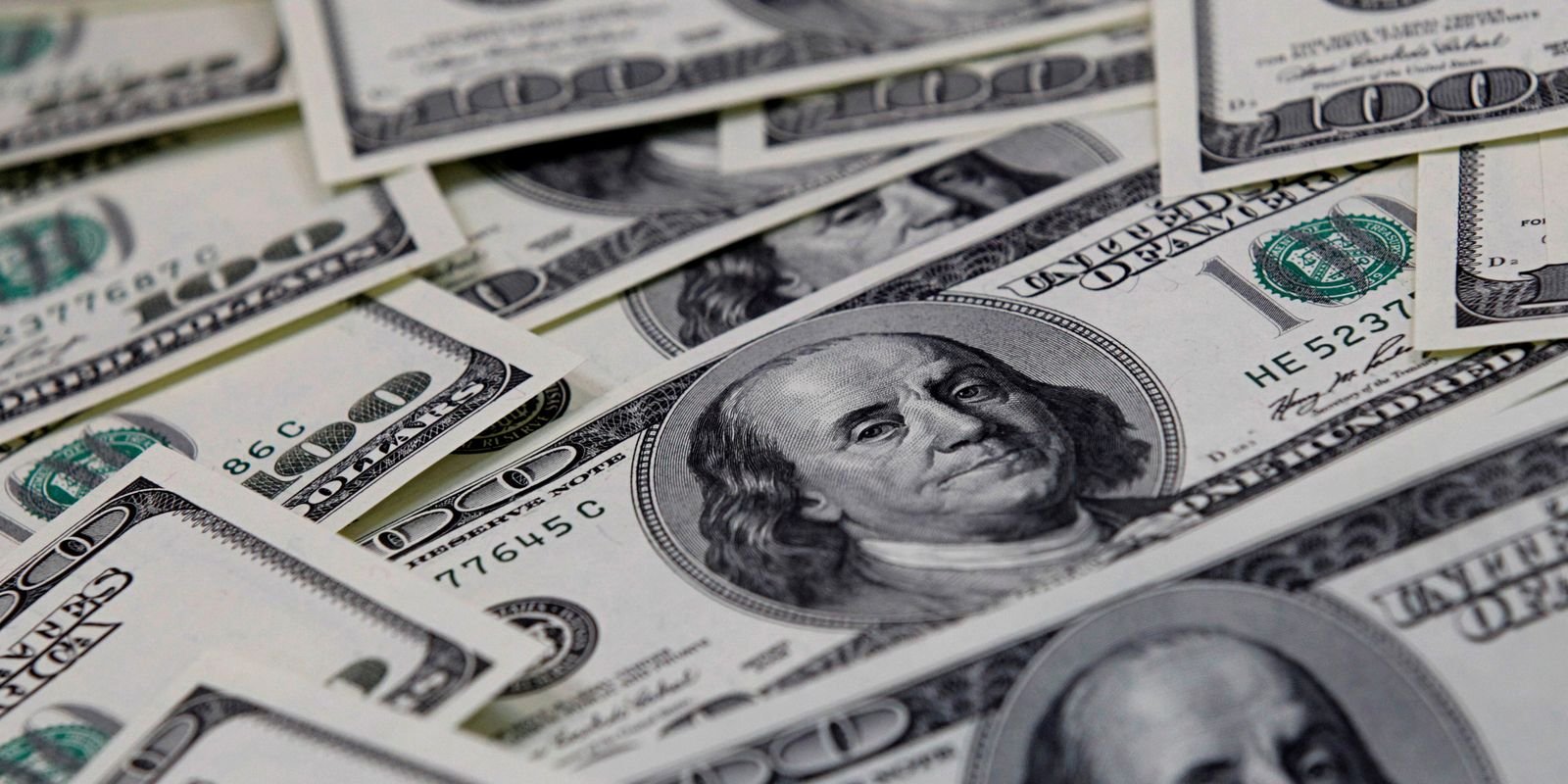 dolar-cai-para-r$-4,98,-e-bolsa-sobe-em-dia-de-alivio