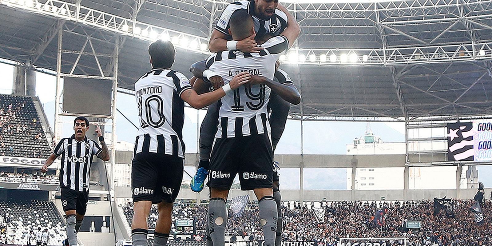 botafogo-vence-corinthians-pelo-brasileirao-com-tres-de-arthur-cabral
