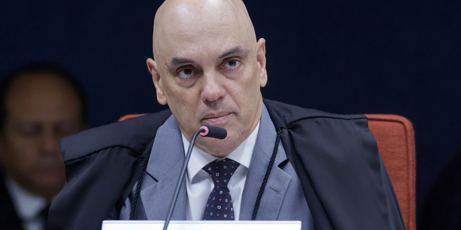 moraes-pede-parecer-da-pgr-sobre-incluir-jair-e-flavio-em-inquerito