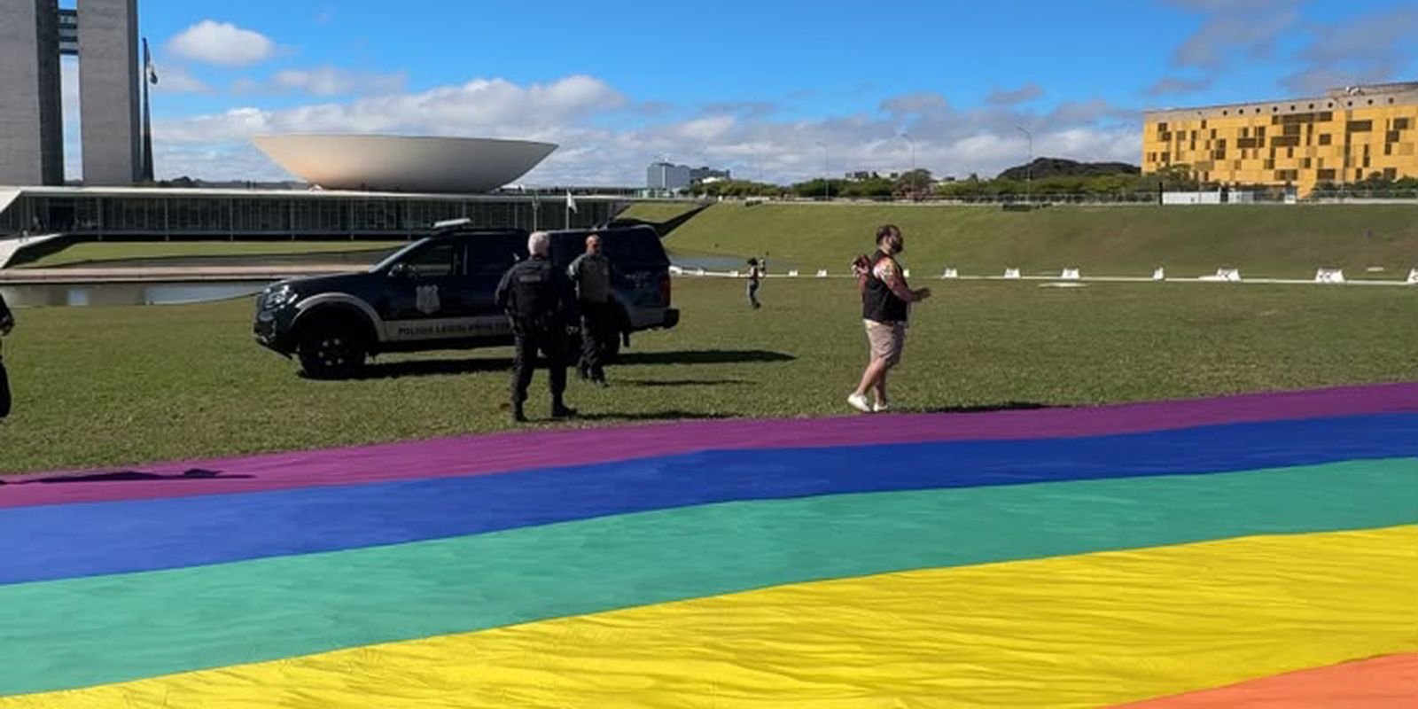 policia-legislativa-proibe-bandeira-lgbtqia+-em-gramado-do-congresso