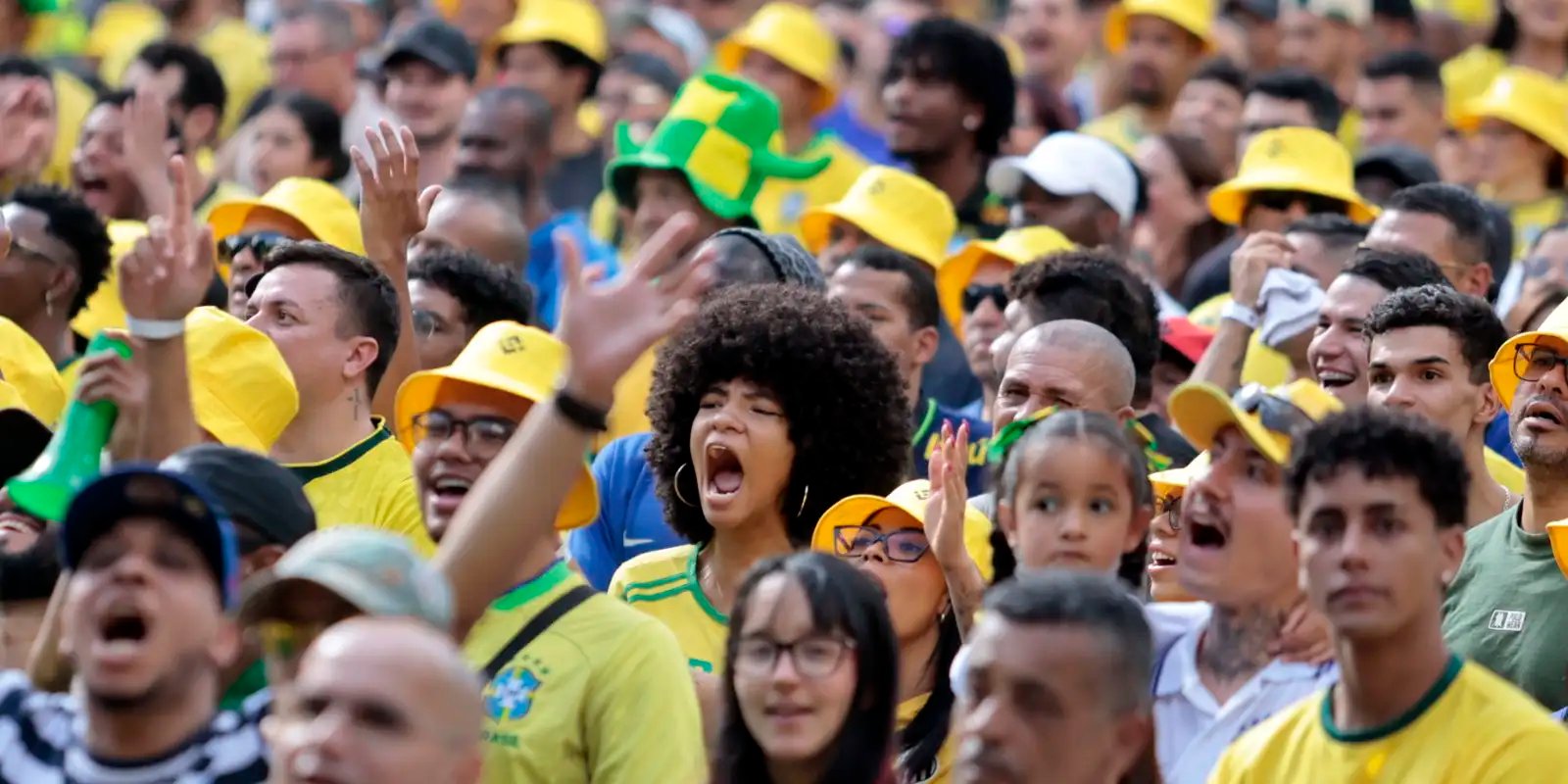 torcedores-se-reunem-no-centro-de-sp-para-assistir-ao-jogo-do-brasil