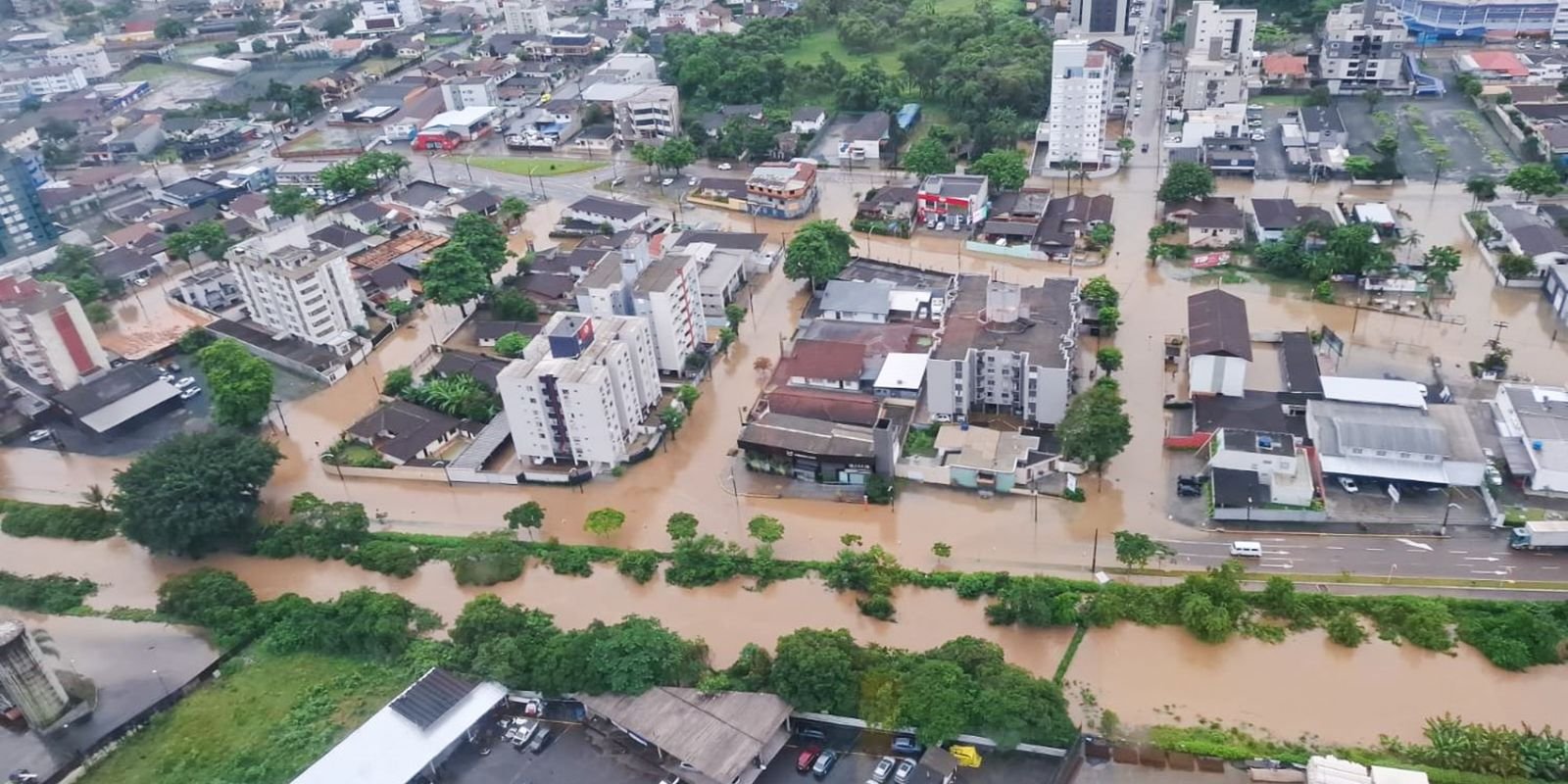 frente-fria-oscila-sobre-sc-e-traz-risco-de-temporais-e-enxurradas